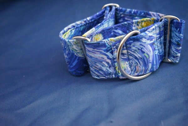 Collier Martingale Modèle : Nuit étoilée Van Gogh Couleur : Bleu à motif Largeur : 5 cm Longueur : entre +/- 30 cm et 45 cm Prix : 25€ Possibilité de fabrication sur mesure