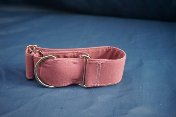 Collier Martingale Mauve Largeur : 5 cm Longueur : entre +/- 30 cm et 45 cm Prix : 25€ Possibilité de fabrication sur mesure