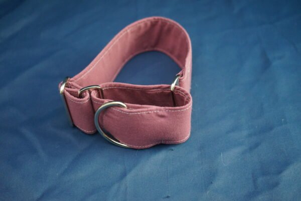 Collier Martingale Mauve Largeur : 5 cm Longueur : entre +/- 30 cm et 45 cm Prix : 25€ Possibilité de fabrication sur mesure