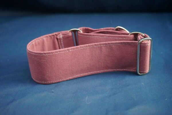 Collier Martingale Mauve Largeur : 5 cm Longueur : entre +/- 30 cm et 45 cm Prix : 25€ Possibilité de fabrication sur mesure