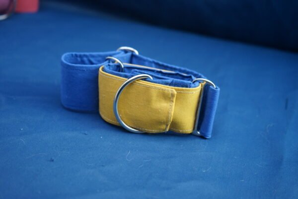 Collier Martingale Bleu & Moutarde pour chien Largeur : 5 cm Longueur : entre +/- 30 cm et 45 cm Prix : 25€ Possibilité de fabrication sur mesure