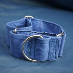 Collier Martingale Bleu pour chien Largeur : 5 cm Longueur : entre +/- 30 cm et 45 cm Prix : 25€ Possibilité de fabrication sur mesure