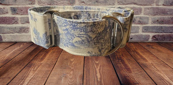 Collier-Martingale-levrier-espagnol-toile-de-jouy-bleue-vue-face